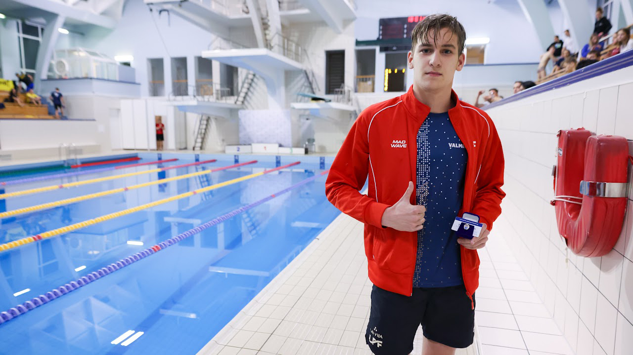 Alberts Hmeļevskis saņem sporta meistara apliecību