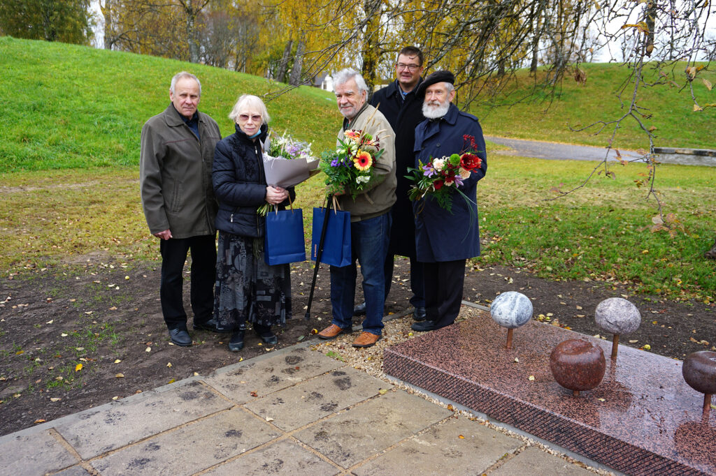 Atklāj kompozīciju “Nenovāktā raža”