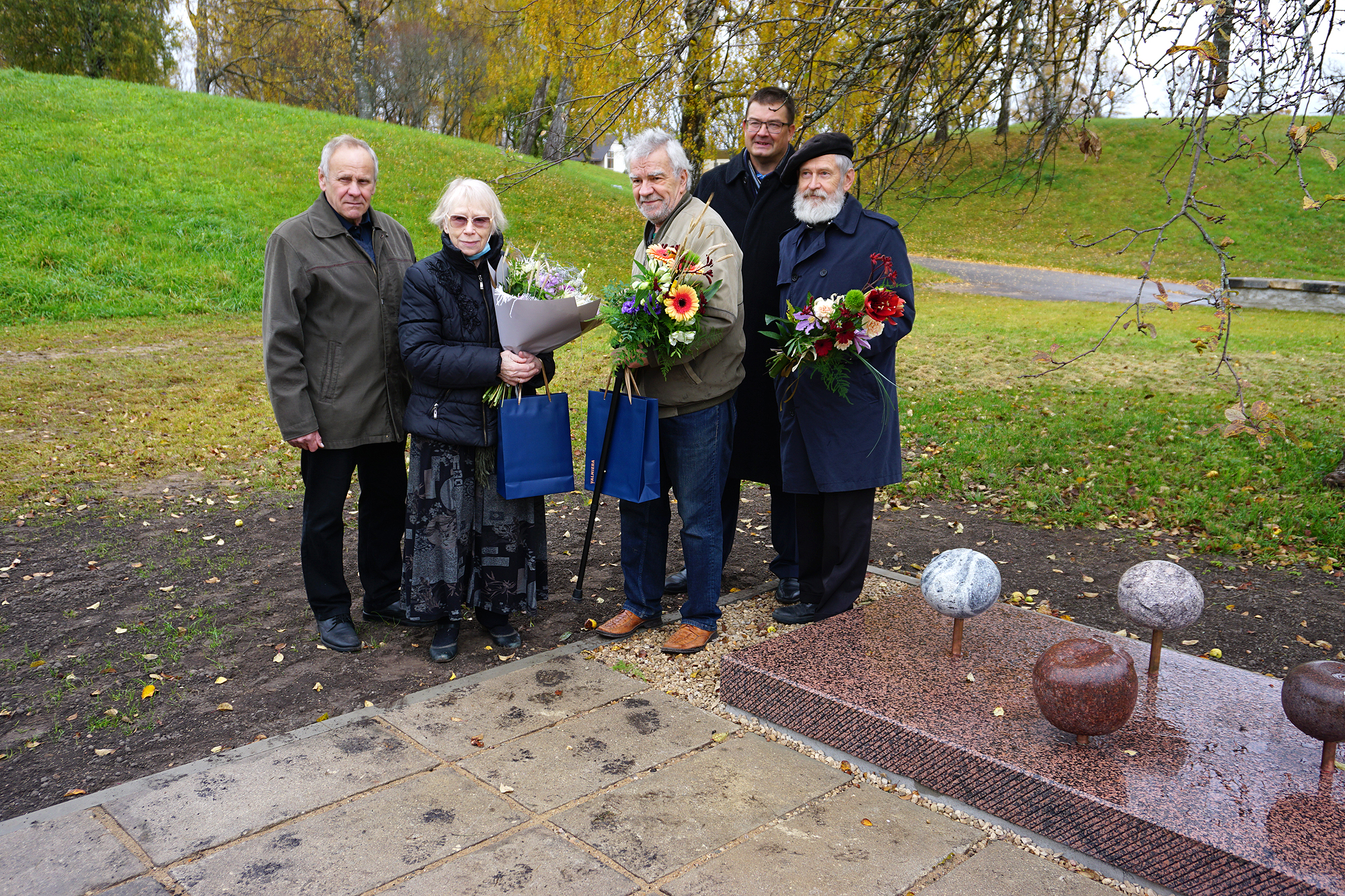Atklāj kompozīciju "Nenovāktā raža"