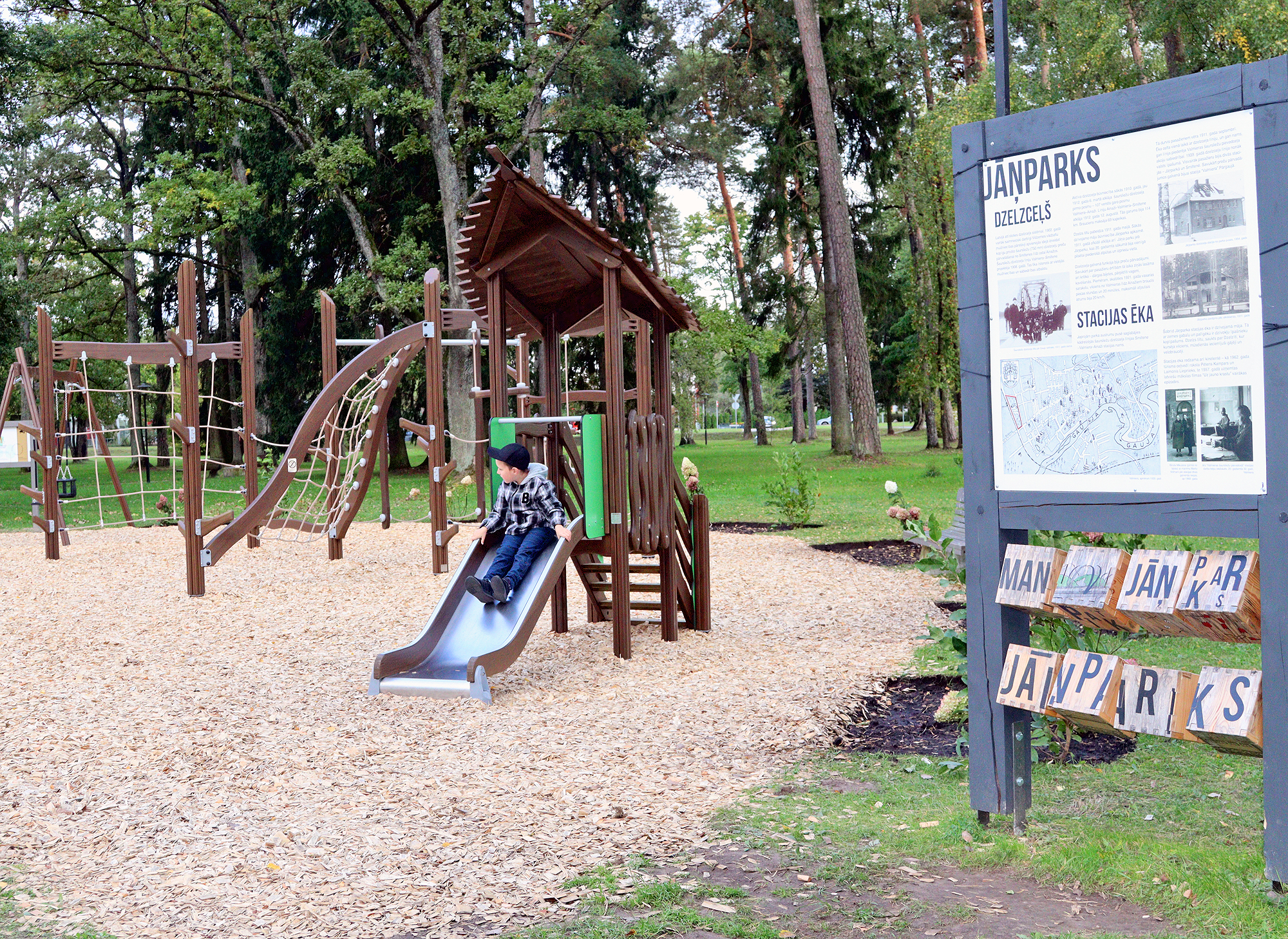 Atklāts bērnu laukumiņš Jāņparkā