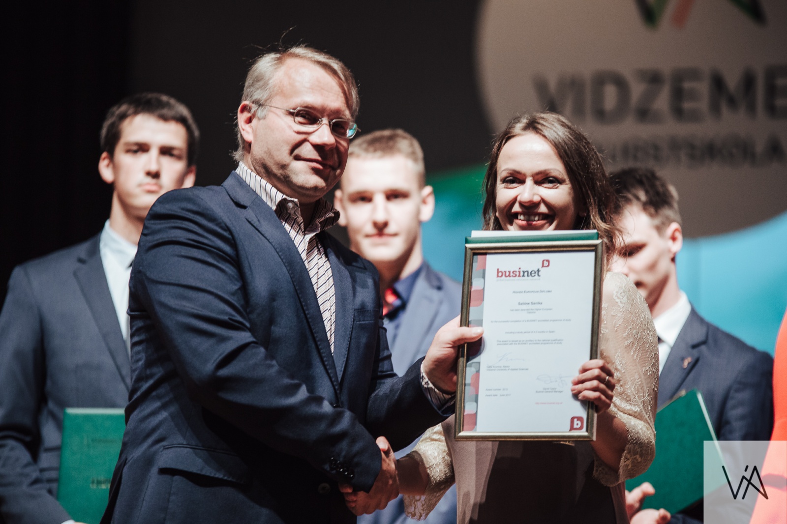 Biznesa vadības absolventi pirmo reizi saņem "Businet" diplomu