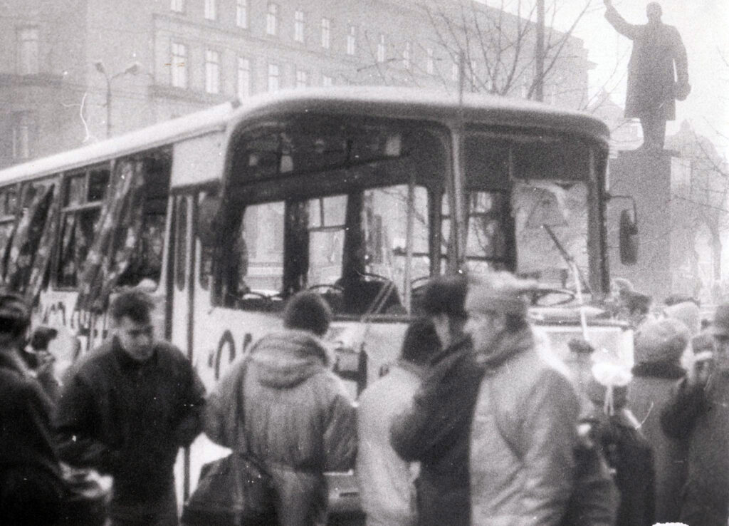 Dokumentāls raidījums par 1991. gada barikādēm