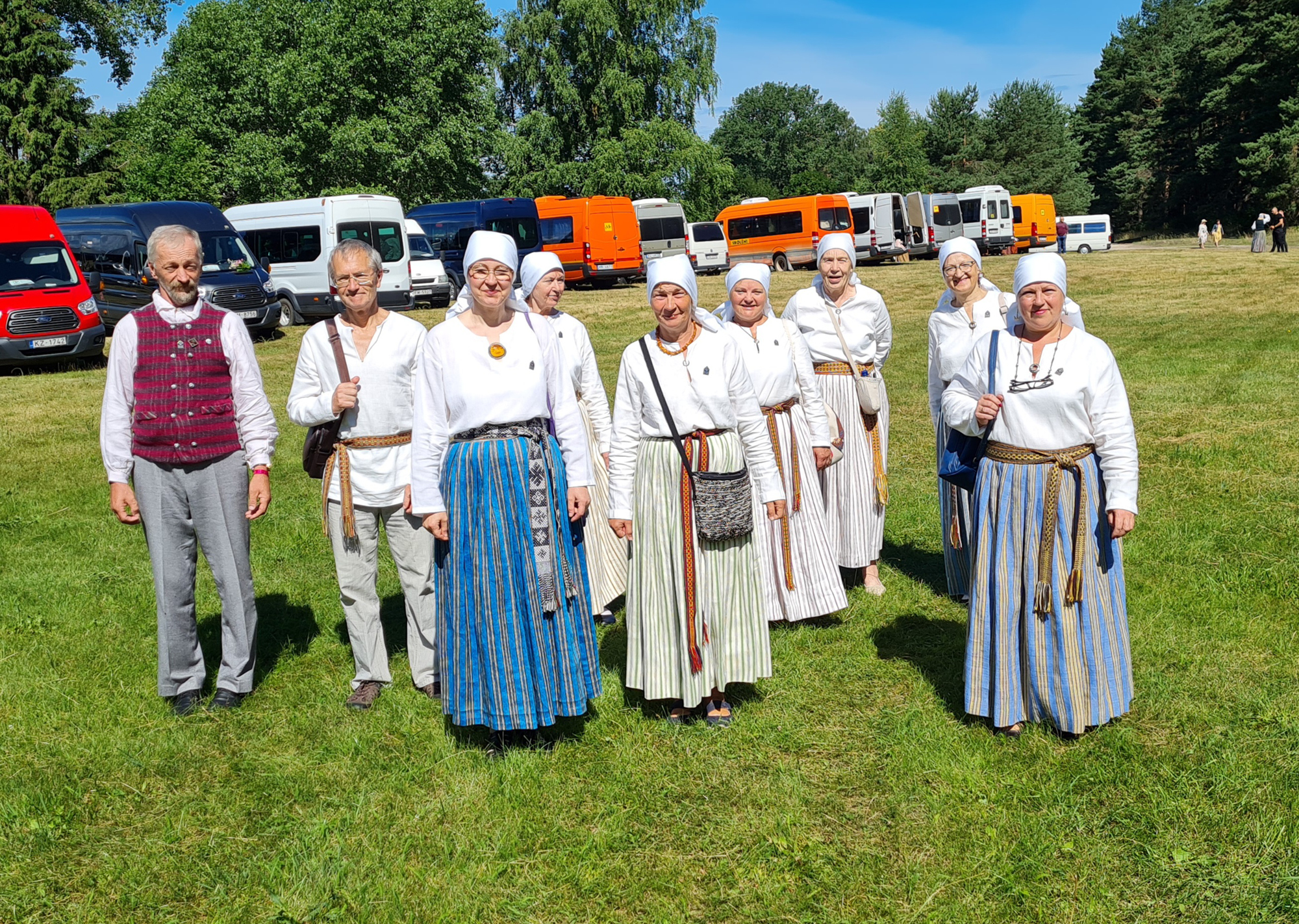 "Dzīne" festivālā dzied, cienā ar putru un iet uz randiņu