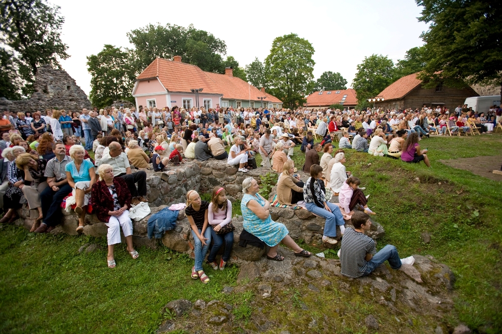 Jūlijs Valmieras pilsdrupās