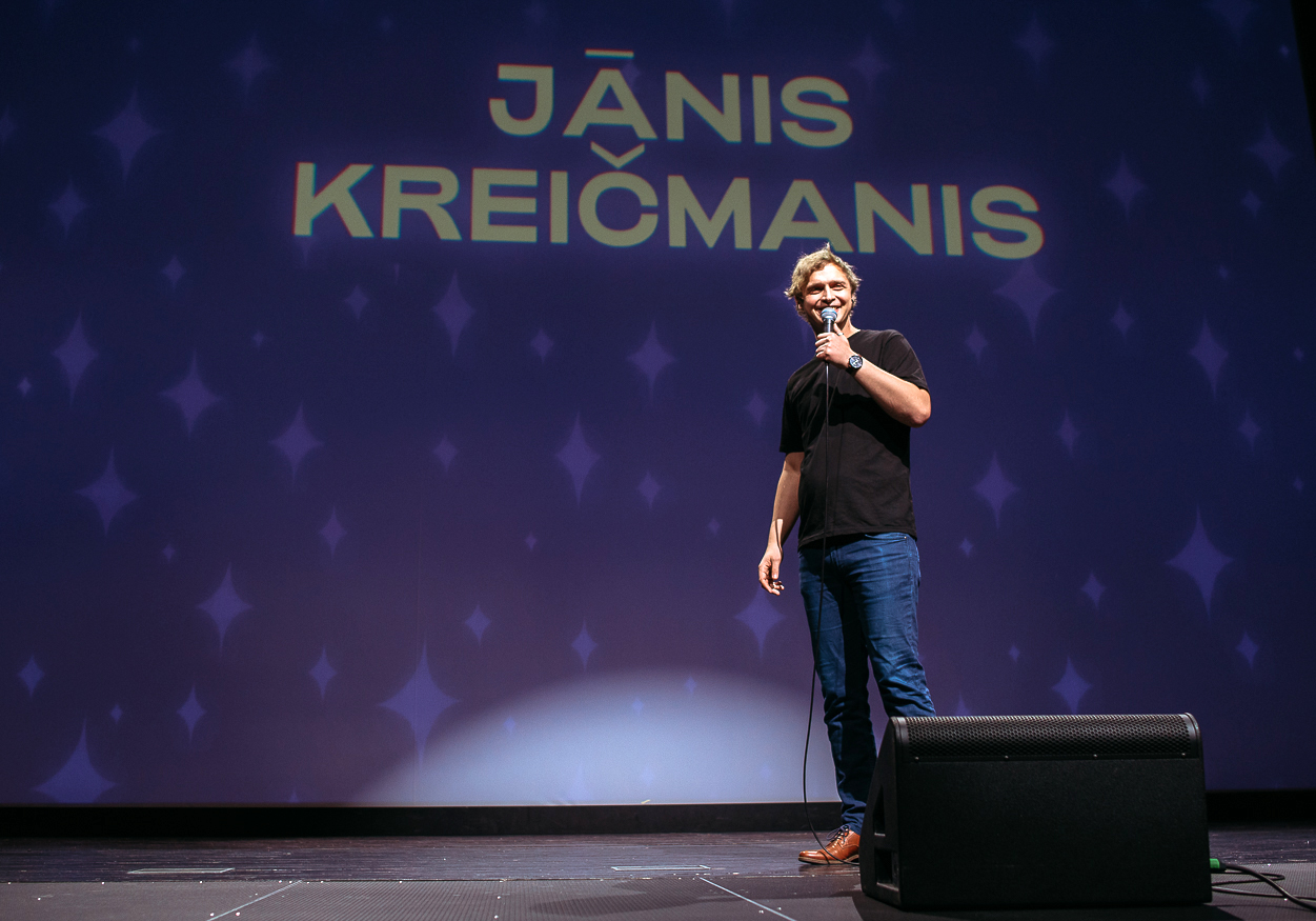 Komiķi Jānis Kreičmanis un Kalvis Troska aicina uz «Stand-up komēdija» Valmiermuižā