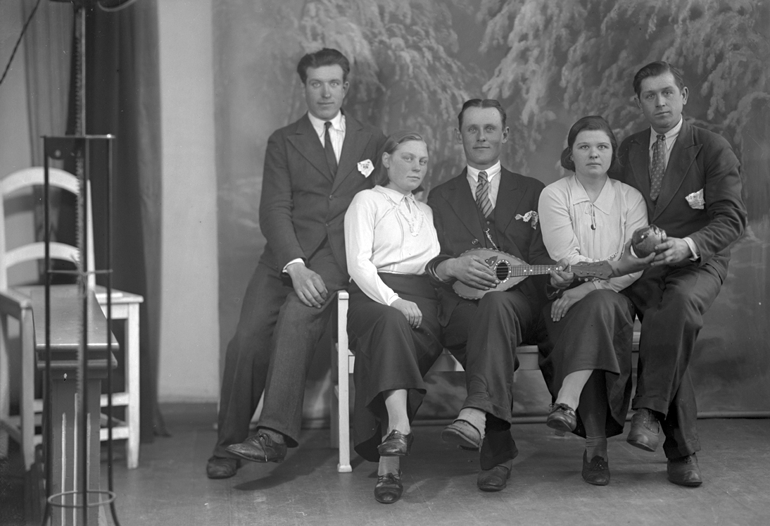 Latvijas Fotogrāfijas muzejā apskatāma izstāde «Strenču fotodarbnīcas salons. Fonā ziema»