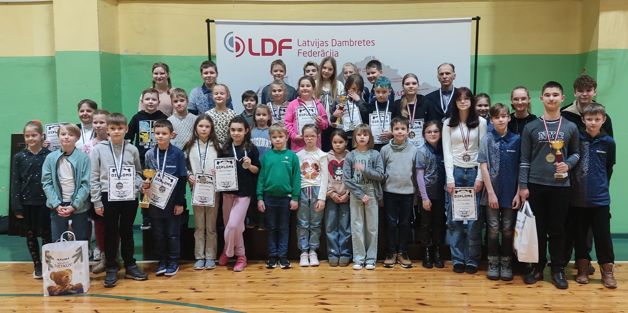 Latvijas Skolēnu sporta spēlēs 100 lauciņu dambretē