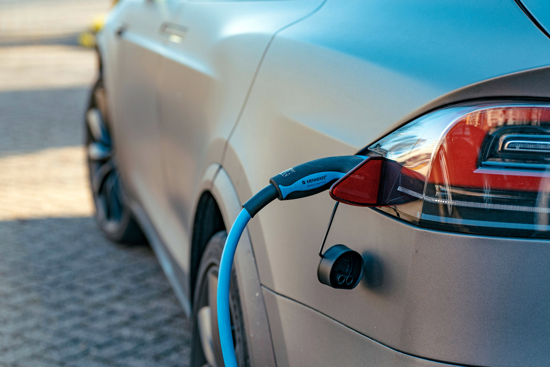 Nianses par elektromobili satiksmē