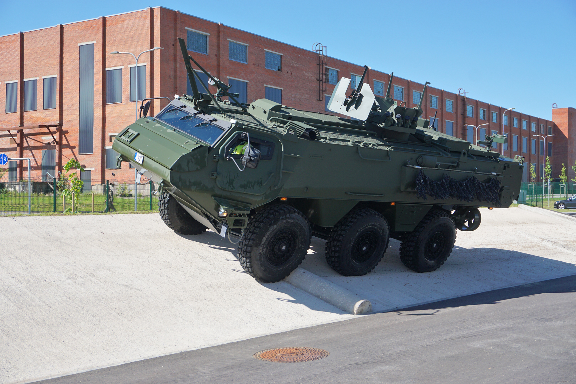 Parakstīts līgums par pilna cikla Patria 6×6 bruņutransportieru uzturēšanu