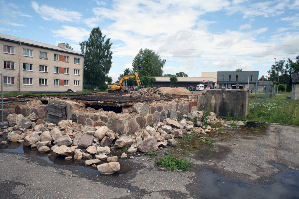 Sākusies centra stāvlaukuma pārbūve