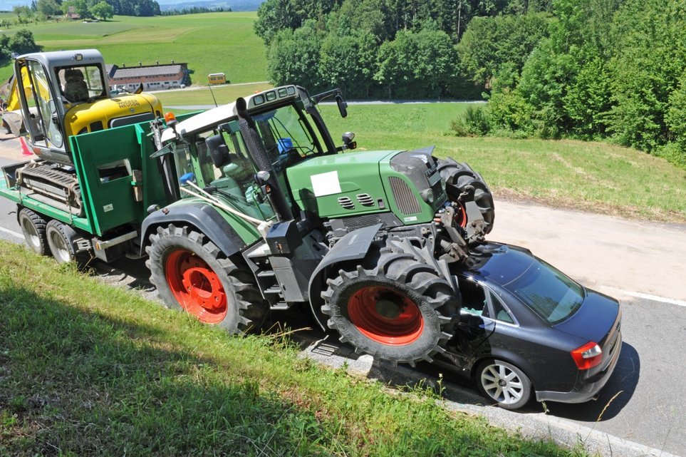 Traktors uz ceļa — liels un briesmīgs...