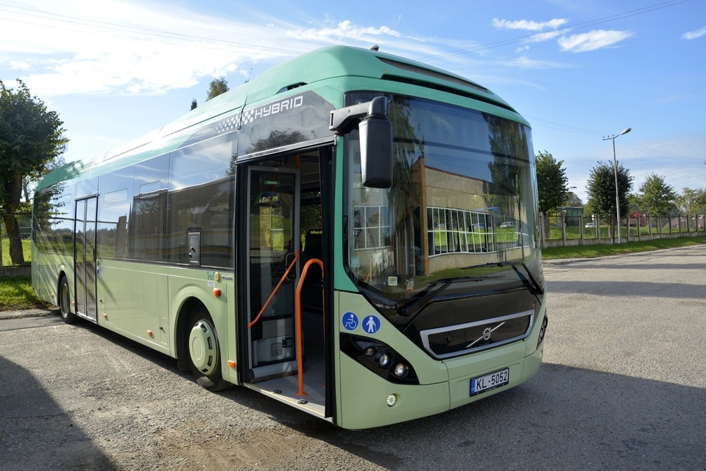 Valmierā izmēģina hibrīdautobusu