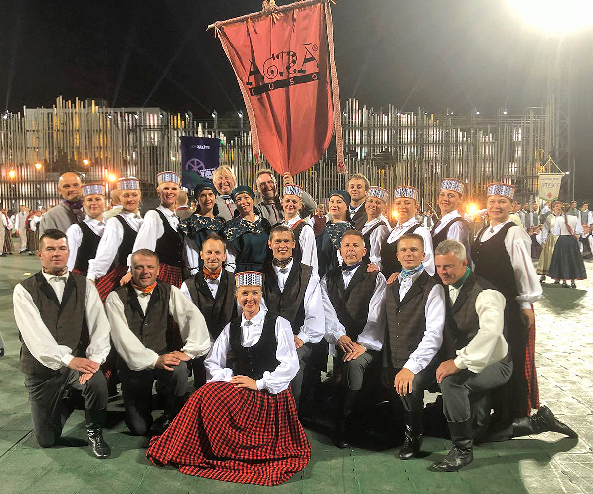 Vidējās paaudzes deju kolektīvam "Agrā rūsa" – 30!