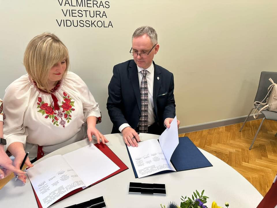 Viesturskola sadraudzējas ar Čerkasiem