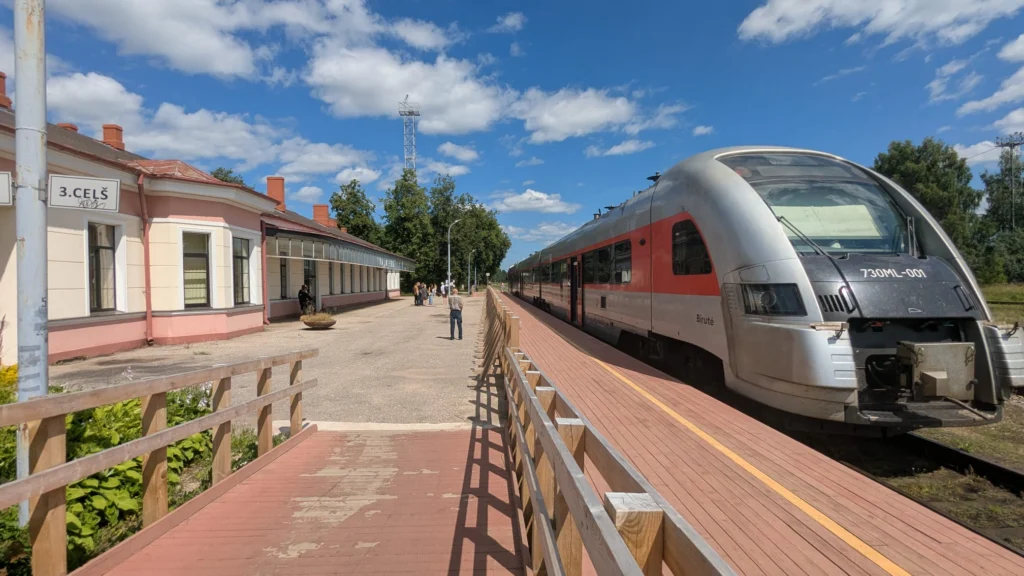 Lai skan vilciena svilpe!