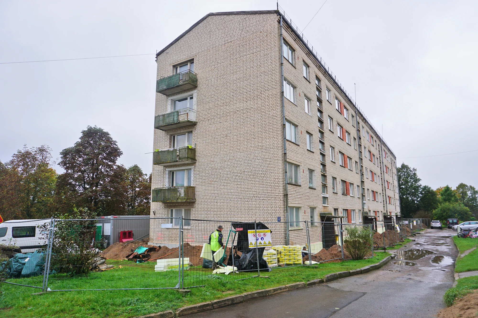 Sedā renovē pirmo daudzdzīvokļu namu