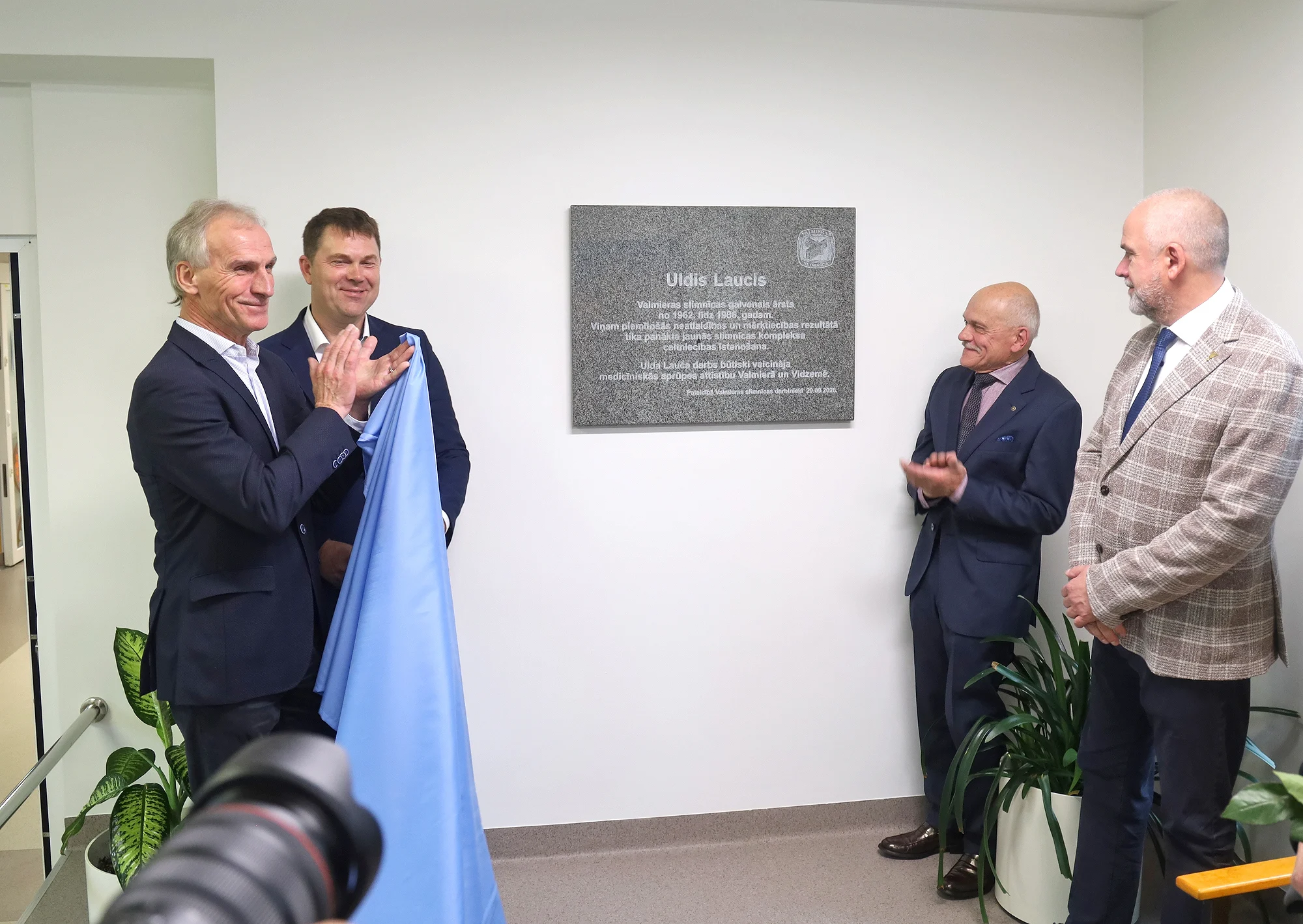Atklāta piemiņas plāksne Uldim Laucim
